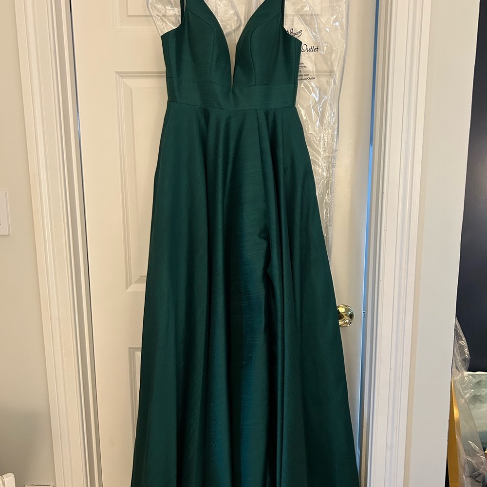 Elegant Emerald Green Prom Dress - Picture 2 of 12